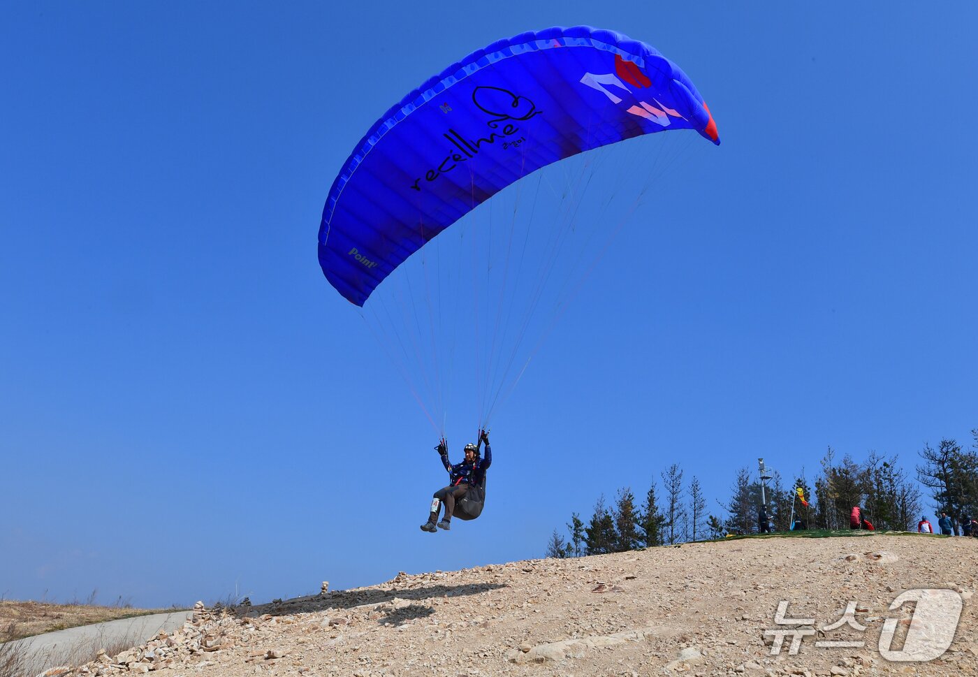 본문 이미지 - 1일 경북 포항시 북구 흥해읍 곤륜산 활공장에서 열린 2026 국가대표 페러글라이딩 선발 리그 정밀착륙 1차전에 출전한 선수들이 이륙 하고 있다.  2026.3.21 ⓒ 뉴스1 최창호 기자 