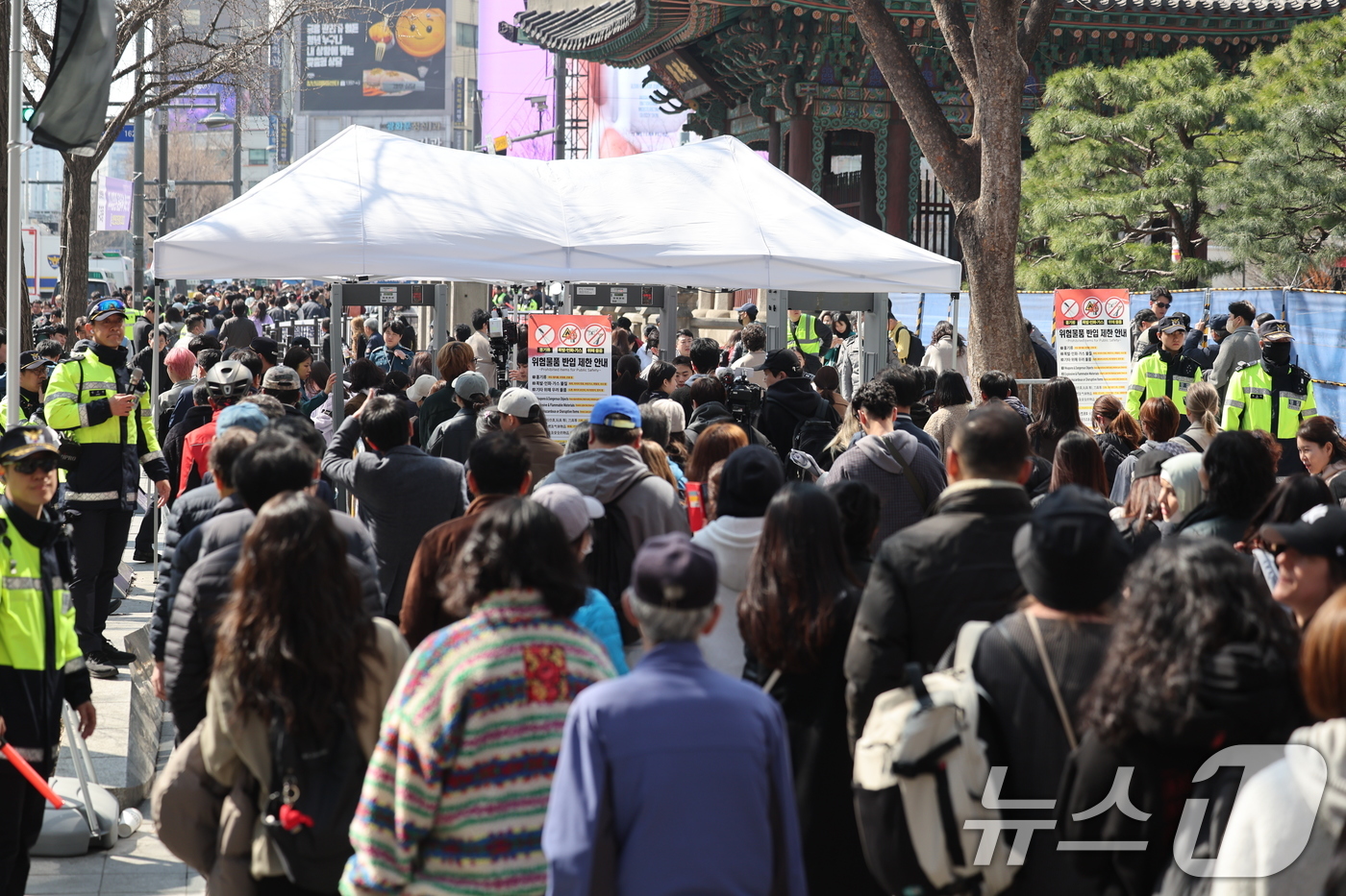 (서울=뉴스1) 박지혜 기자 = 그룹 방탄소년단(BTS)의 광화문 공연 'BTS 컴백 라이브: 아리랑'(BTS THE COMEBACK LIVE｜ARIRANG)을 앞두고 21일 서울 …