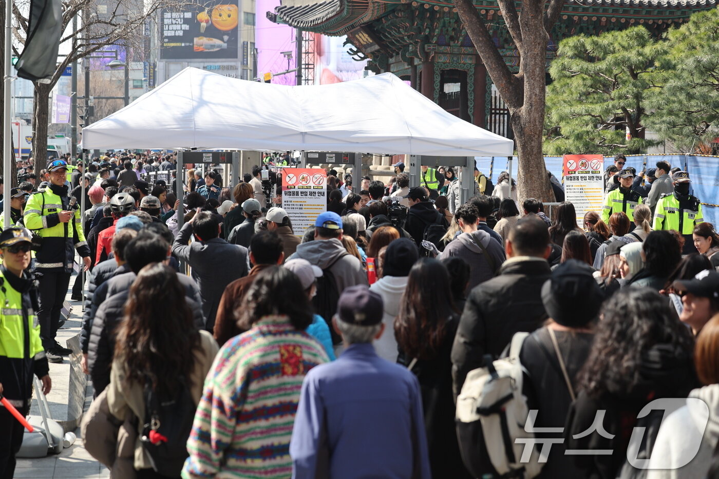 본문 이미지 - 그룹 방탄소년단(BTS)의 광화문 공연 'BTS 컴백 라이브: 아리랑'(BTS THE COMEBACK LIVE｜ARIRANG)을 앞두고 21일 서울 광화문 일대에 시민들로 인산인해를 이루고 있다. 2026.3.21 ⓒ 뉴스1 박지혜 기자