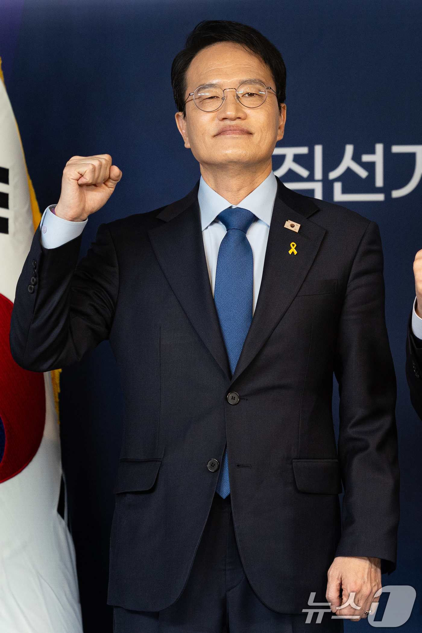 (서울=뉴스1) 유승관 기자 = 박주민 더불어민주당 서울시장 예비후보가 21일 서울 여의도 당사에서 열린 서울특별시장 예비경선 합동연설회에 앞서 기념 촬영을 하고 있다. 2026. …