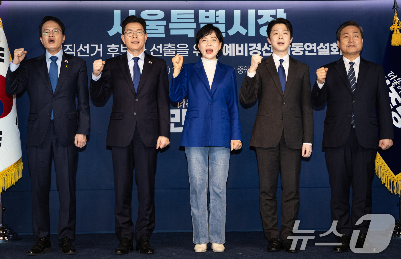 (서울=뉴스1) 유승관 기자 = 더불어민주당 서울시장 예비후보들이 21일 서울 여의도 당사에서 열린 서울특별시장 예비경선 합동연설회에 앞서 기념 촬영을 하고 있다.왼쪽부터 박주민, …