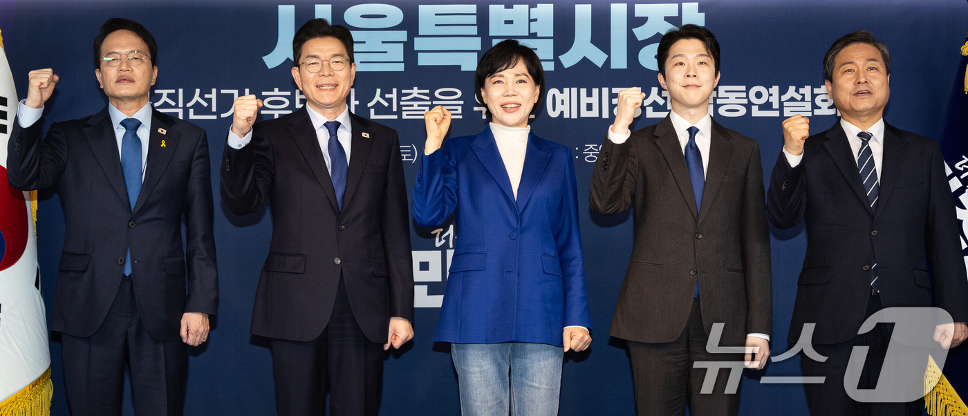 (서울=뉴스1) 유승관 기자 = 더불어민주당 서울시장 예비후보들이 21일 서울 여의도 당사에서 열린 서울특별시장 예비경선 합동연설회에 앞서 기념 촬영을 하고 있다.왼쪽부터 박주민, …