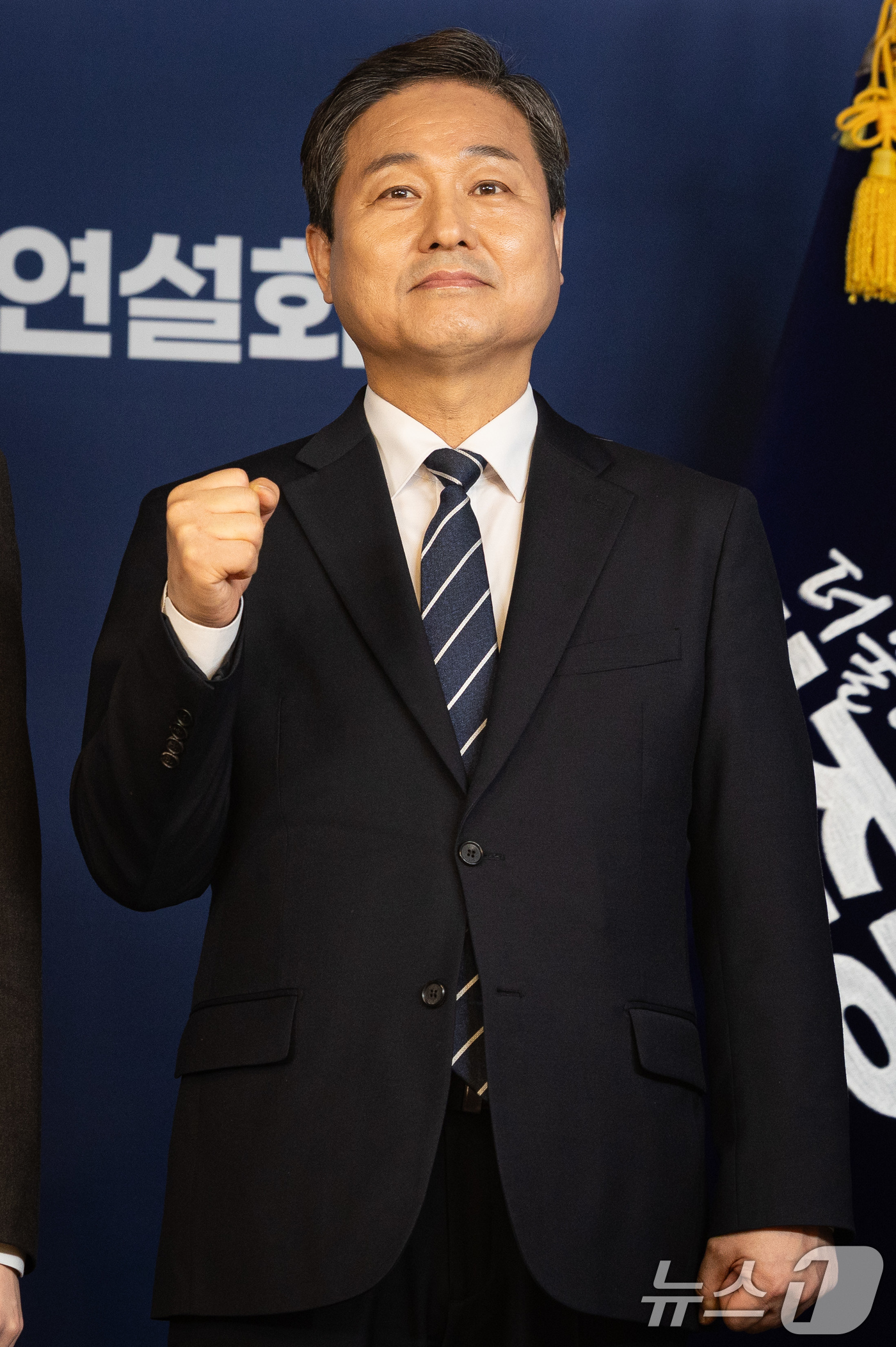 (서울=뉴스1) 유승관 기자 = 김영배 더불어민주당 서울시장 예비후보가 21일 서울 여의도 당사에서 열린 서울특별시장 예비경선 합동연설회에 앞서 기념 촬영을 하고 있다. 2026. …