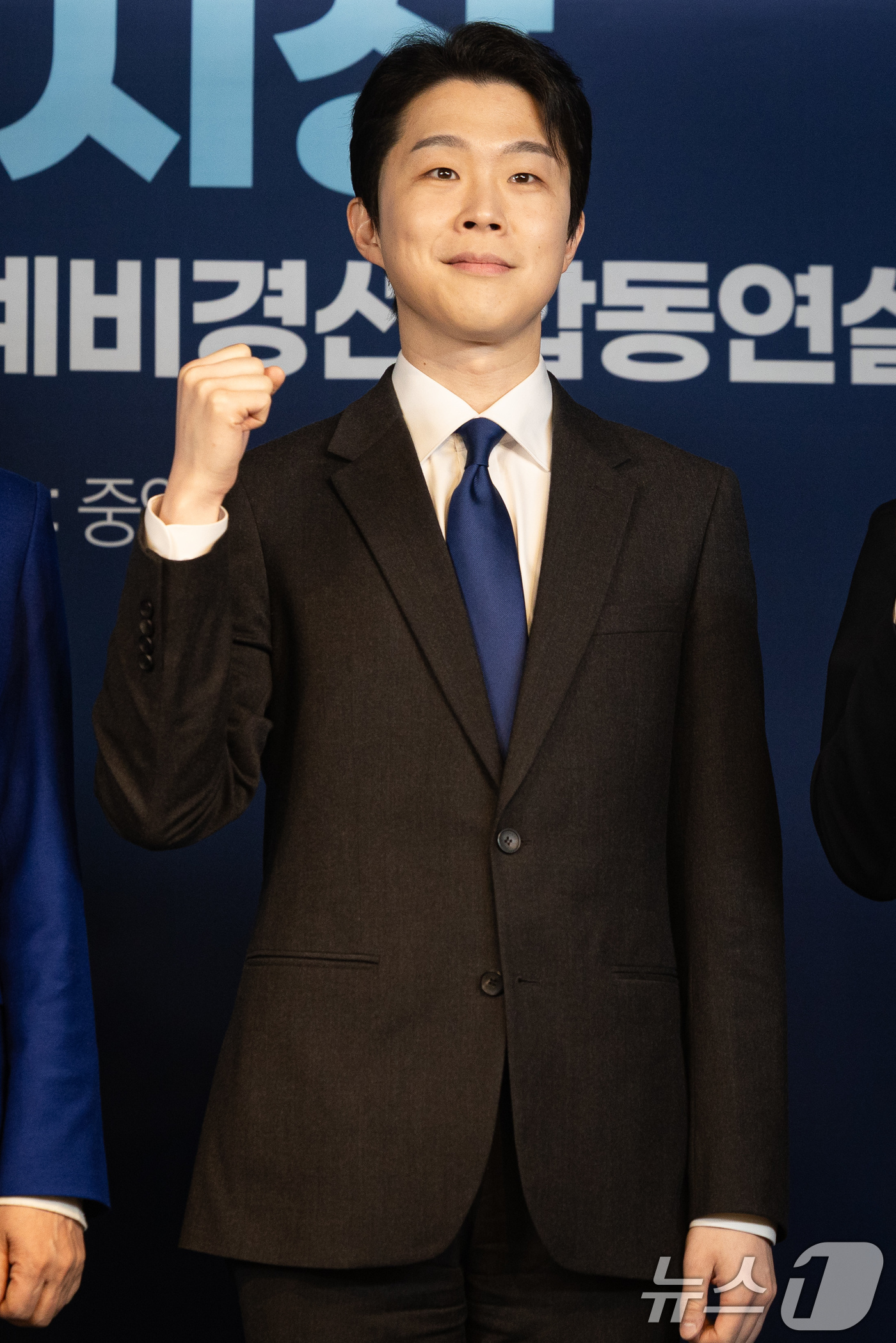 (서울=뉴스1) 유승관 기자 = 김형남 더불어민주당 서울시장 예비후보가 21일 서울 여의도 당사에서 열린 서울특별시장 예비경선 합동연설회에 앞서 기념 촬영을 하고 있다. 2026. …