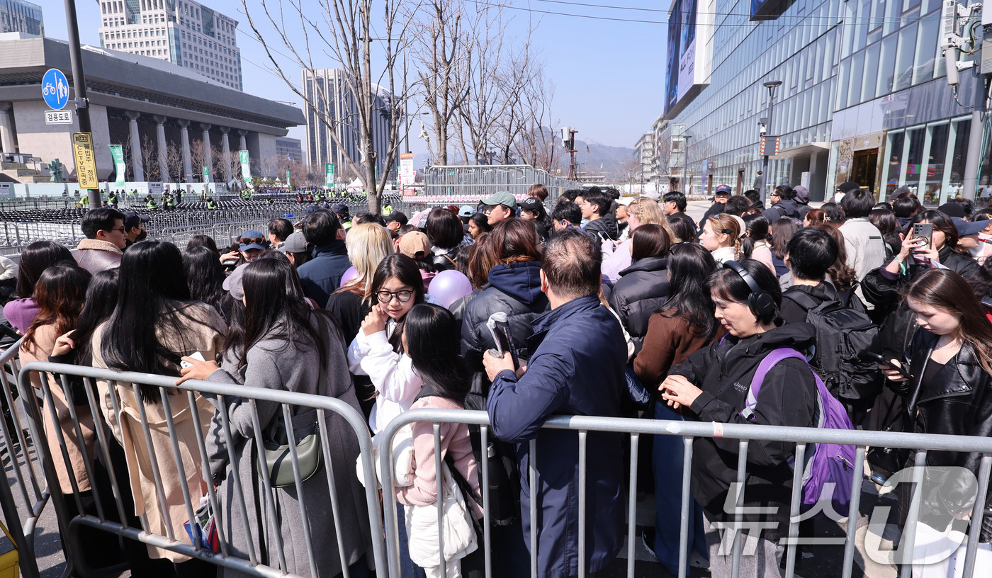 (서울=뉴스1) 박지혜 기자 = 방탄소년단(BTS) 컴백 공연일인 21일 서울 광화문광장에서 아미(BTS 팬덤)들이 입장을 기다리고 있다.  2026.3.21/뉴스1