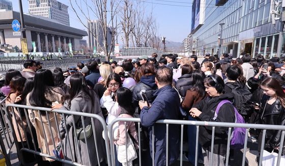 BTS 공연 5시간 전 광화문 2만8000명 운집…관객 입장 시작