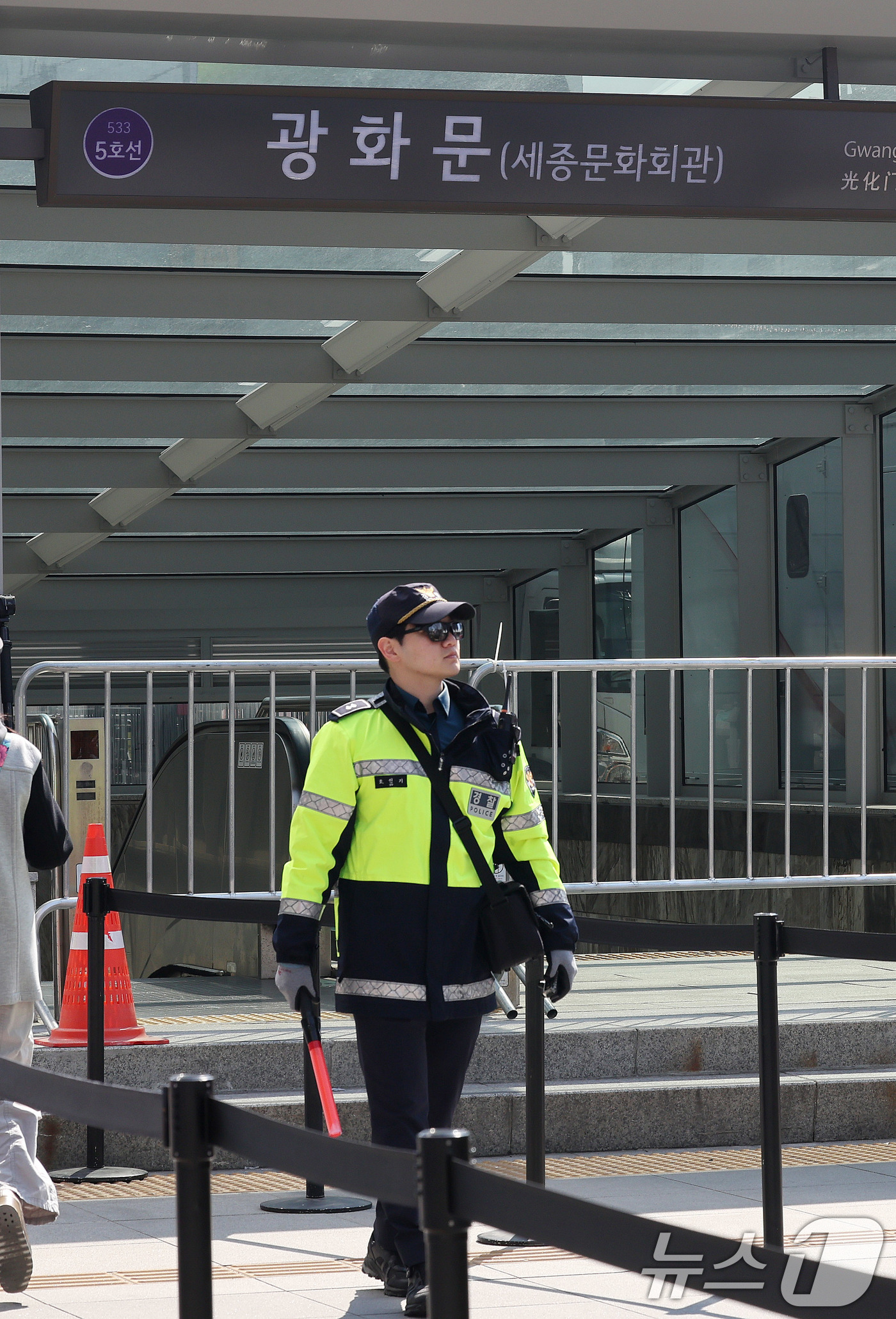 (서울=뉴스1) 박지혜 기자 = 방탄소년단(BTS) 컴백 공연일인 21일 서울 광화문역 출입구가 통제되고 있다.이날 5호선 광화문역은 오후 2∼10시, 3호선 경복궁역과 1·2호선 …