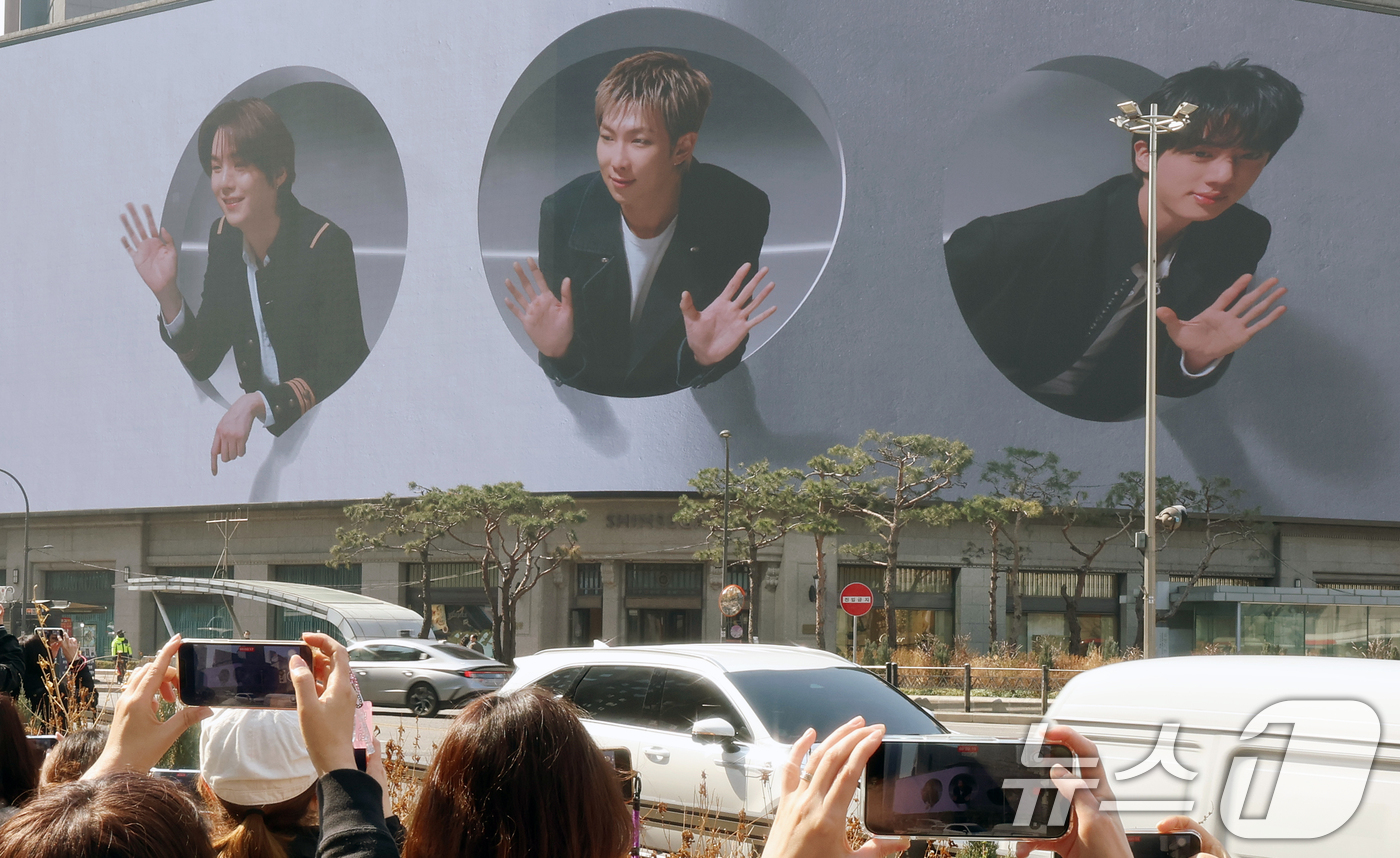 (서울=뉴스1) 김진환 기자 = 방탄소년단(BTS) 컴백 공연일인 21일 오전 서울 중구 신세계백화점 본점 신세계스퀘어에서 BTS의 컴백을 기념하는 영상이 송출되고 있다. 2026 …