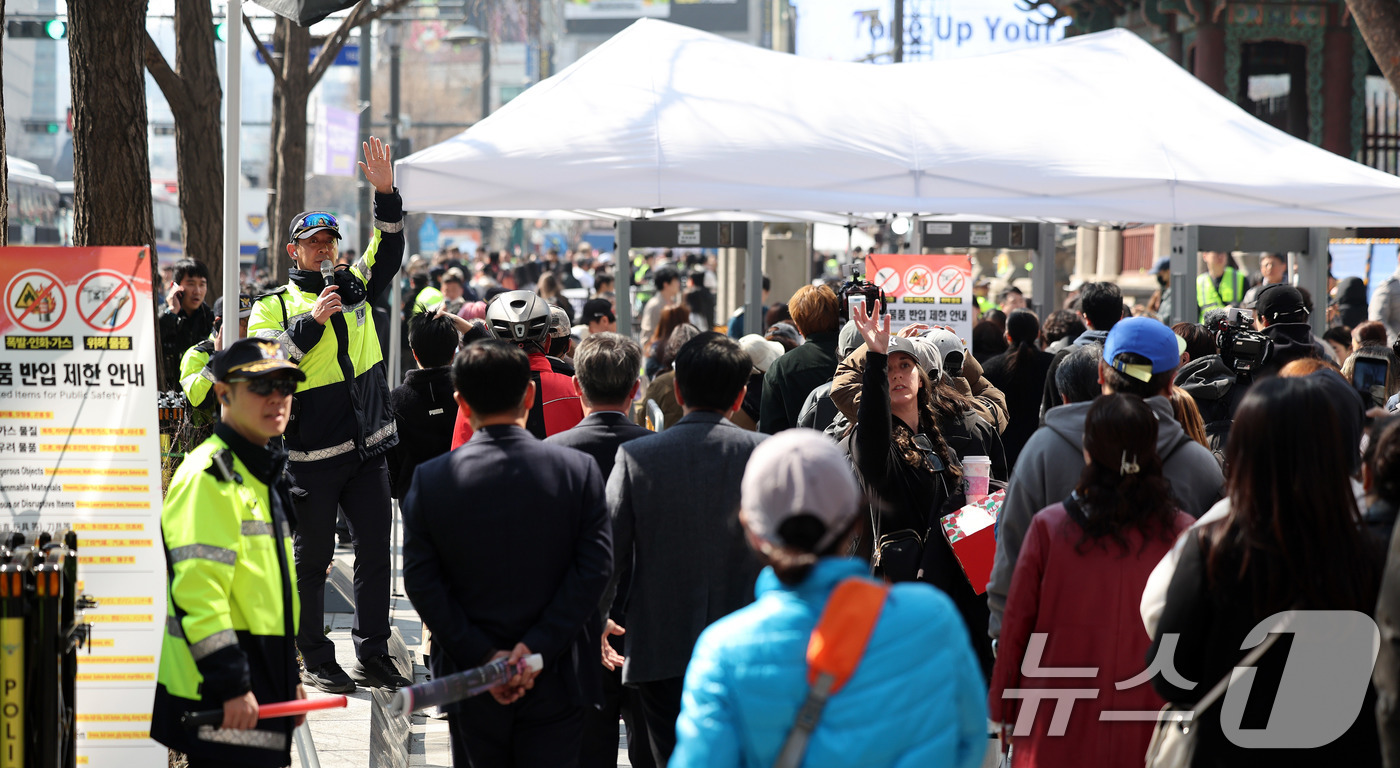 (서울=뉴스1) 박지혜 기자 = 방탄소년단(BTS) 컴백 공연일인 21일 서울 광화문광장 인근에서 경찰이 광장 주변을 오가는 시민과 외국인 관광객을 대상으로 검문검색을 실시하고 있 …