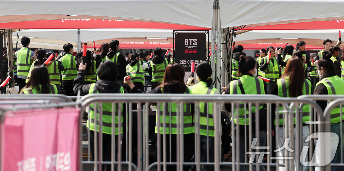 (서울=뉴스1) 박지혜 기자 = 방탄소년단(BTS) 컴백 공연일인 21일 서울 광화문광장 공연장에서 관계자들이 관람객 입장에 앞서 관객 안전 대피 유도 훈련을 실시하고 있다. 20 …