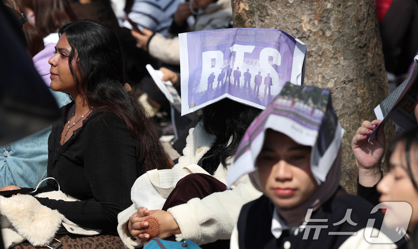 (서울=뉴스1) 박지혜 기자 = 방탄소년단(BTS) 컴백 공연일인 21일 서울 광화문광장에서 아미(BTS 팬덤)들이 입장을 기다리고 있다.  2026.3.21/뉴스1