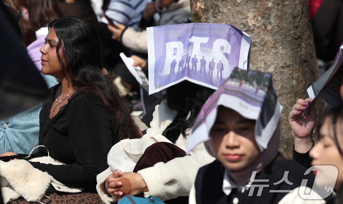 본문 이미지 - 방탄소년단(BTS) 컴백 공연일인 21일 서울 광화문광장에서 아미(BTS 팬덤)들이 입장을 기다리고 있다. 2026.3.21 ⓒ 뉴스1 박지혜 기자