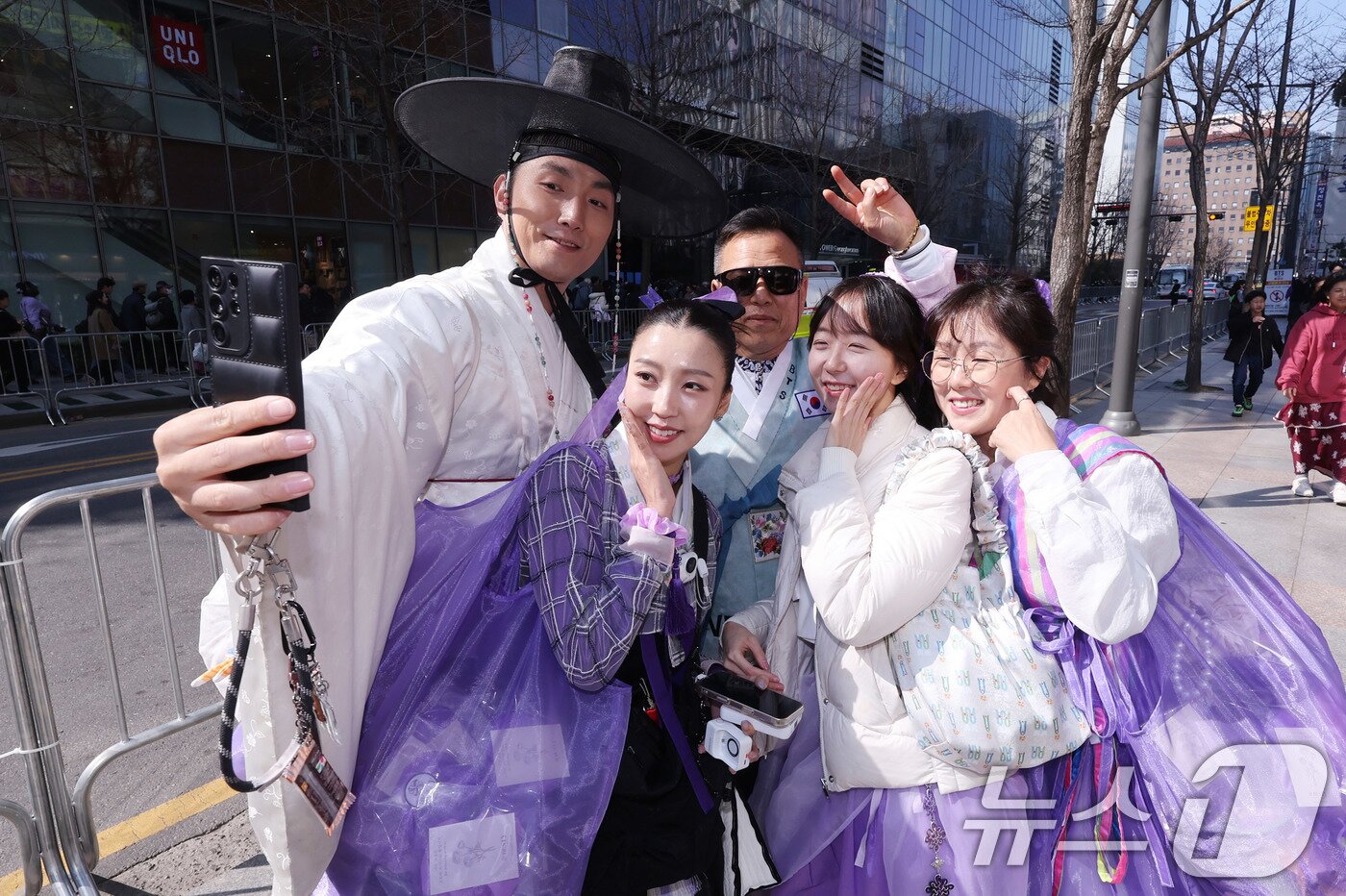 본문 이미지 - 방탄소년단(BTS) 컴백 공연일인 21일 서울 광화문광장 인근에서 한복을 입은 아미들이 기념촬영을 하고 있다. 2026.3.21 ⓒ 뉴스1 박지혜 기자