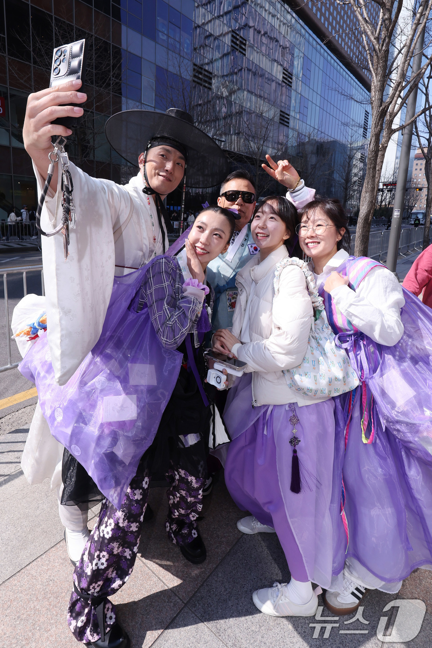 (서울=뉴스1) 박지혜 기자 = 방탄소년단(BTS) 컴백 공연일인 21일 서울 광화문광장 인근에서 한복을 입은 아미들이 기념촬영을 하고 있다. 2026.3.21/뉴스1