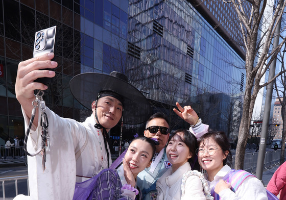 보라색 한복 입은 아미들