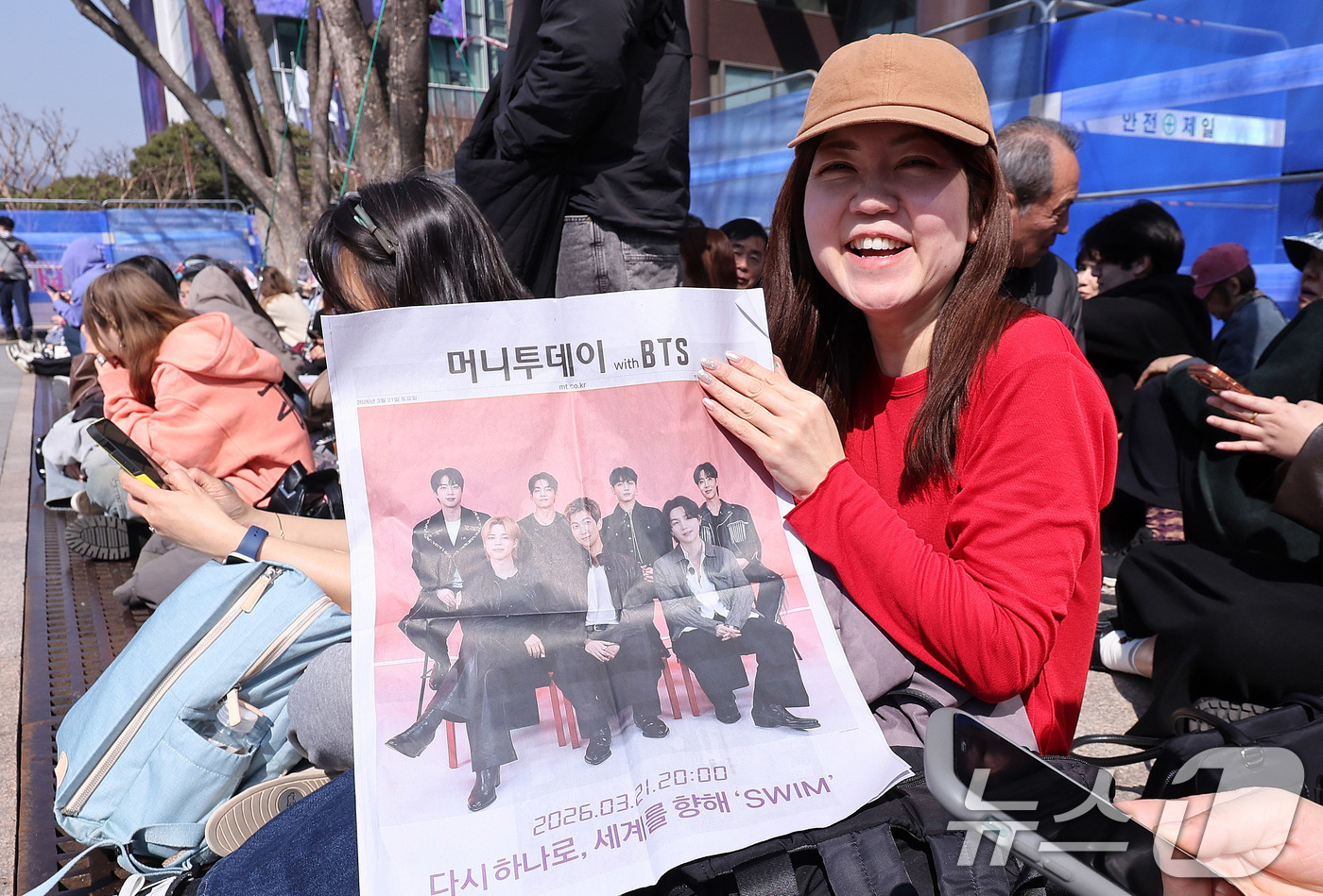 (서울=뉴스1) 박지혜 기자 = 방탄소년단(BTS) 컴백 공연일인 21일 오전 서울 광화문광장 인근에서 BTS 관련 호외를 든 외국인 관광객이 미소 짓고 있다. 2026.3.21/ …