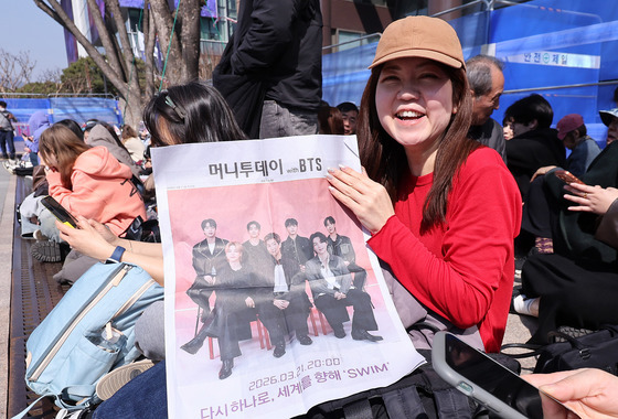 호외 보면서 BTS 기다리는 아미