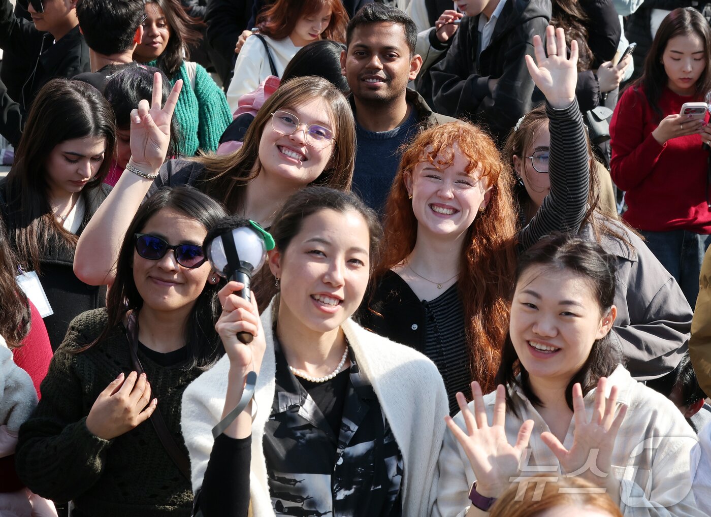 본문 이미지 - 방탄소년단(BTS) 컴백 공연일인 21일 오전 서울 종로구 광화문광장에서 팬들이 공연 시작을 기다리며 취재진을 향해 환호하고 있다. 2026.3.21 ⓒ 뉴스1 김진환 기자