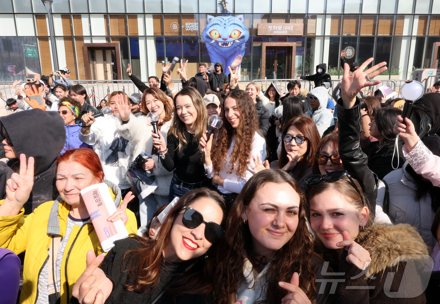 (서울=뉴스1) 김진환 기자 = 방탄소년단(BTS) 컴백 공연일인 21일 오전 서울 종로구 광화문광장에서 팬들이 공연 시작을 기다리며 취재진을 향해 환호하고 있다. 2026.3.2 …