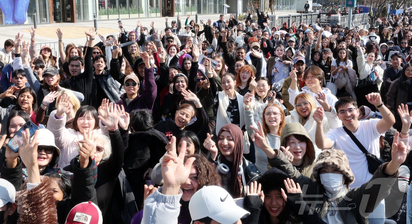 본문 이미지 - 방탄소년단(BTS) 컴백 공연일인 21일 오전 서울 종로구 광화문광장에서 팬들이 공연 시작을 기다리며 취재진을 향해 환호하고 있다. 2026.3.21 ⓒ 뉴스1 김진환 기자