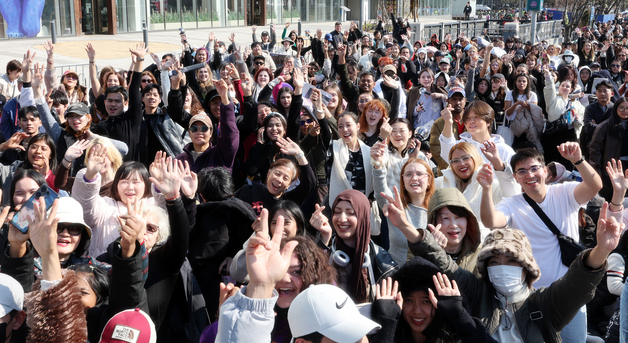 환호하는 아미 'BTS 컴백 축하해요!'