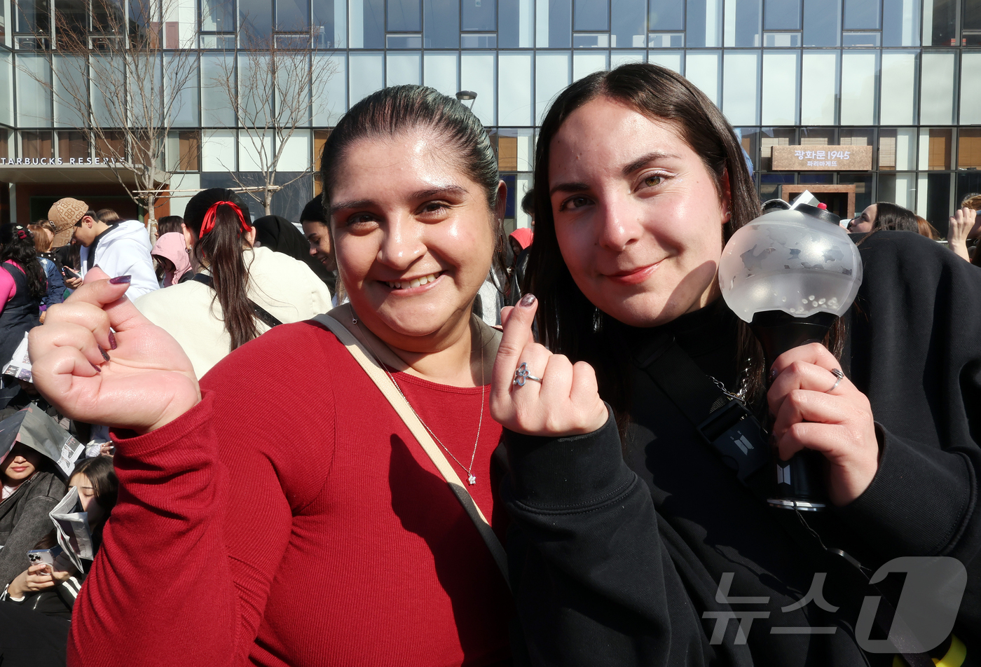 (서울=뉴스1) 김진환 기자 = 방탄소년단(BTS) 컴백 공연일인 21일 오전 서울 종로구 광화문광장에서 아미들이 추억을 남기고 있다. 2026.3.21/뉴스1