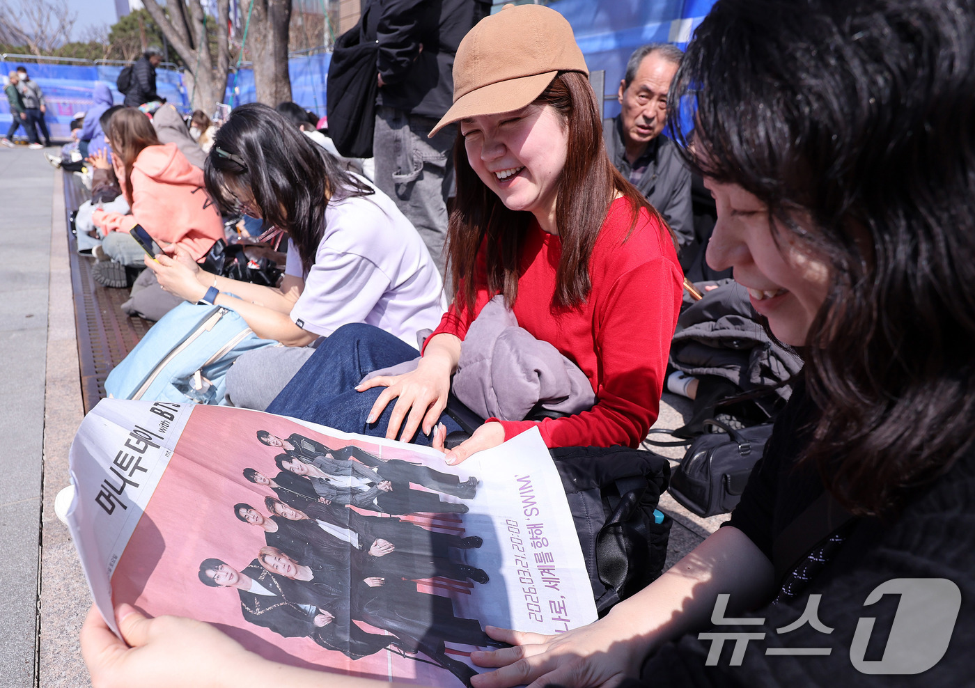 (서울=뉴스1) 박지혜 기자 = 방탄소년단(BTS) 컴백 공연일인 21일 오전 서울 광화문광장 인근에서 외국인 관광객이 주요 일간지의 BTS 관련 호외를 보고 있다. 2026.3. …