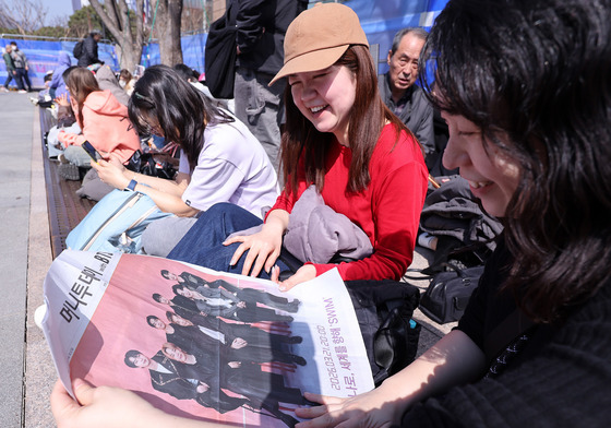 BTS 컴백 공연 기다리는 아미들