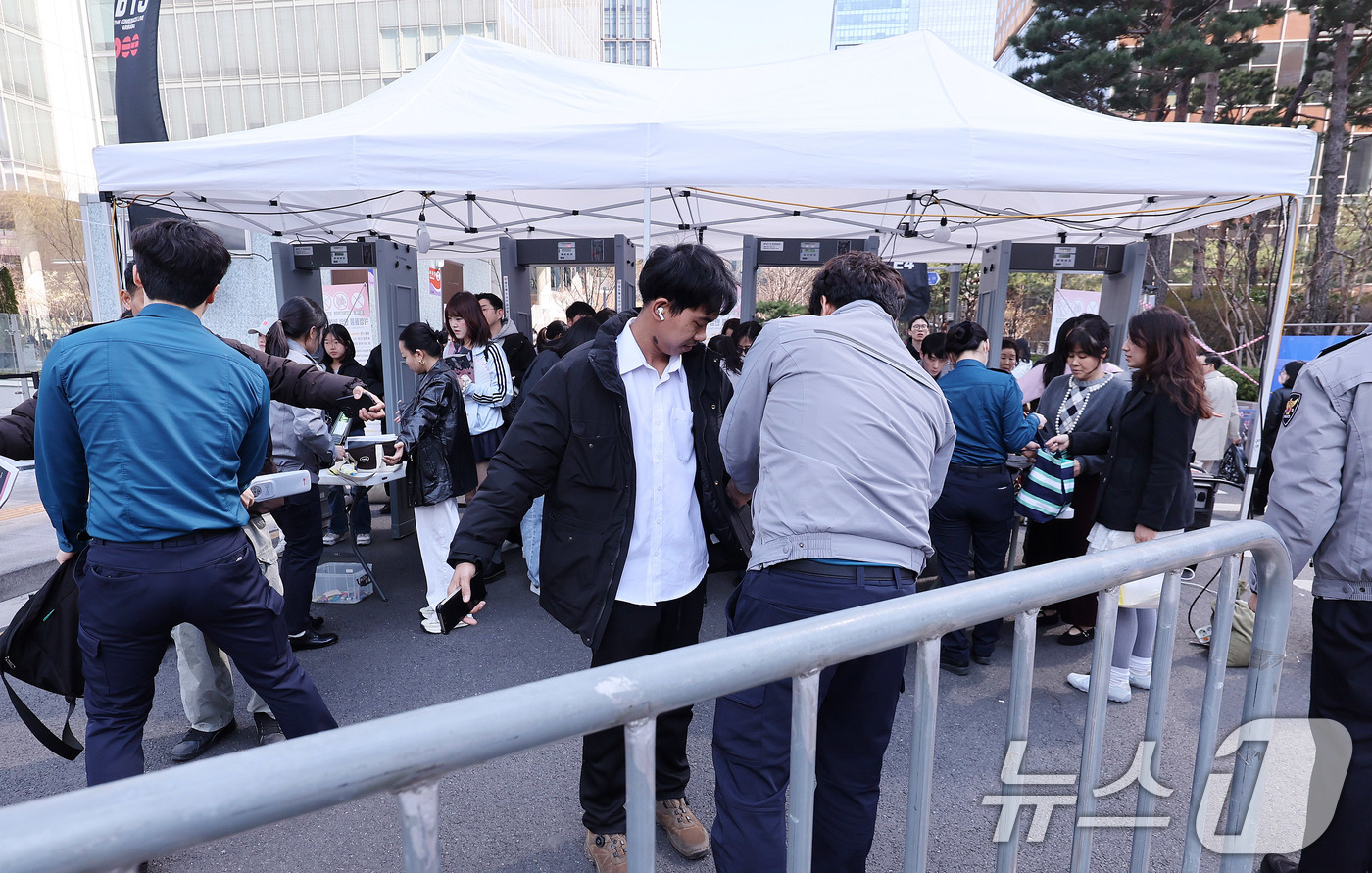 (서울=뉴스1) 박지혜 기자 = 방탄소년단(BTS) 컴백 공연일인 21일 서울 광화문광장 인근에서 경찰이 광장 주변을 오가는 시민과 외국인 관광객을 대상으로 검문검색을 실시하고 있 …