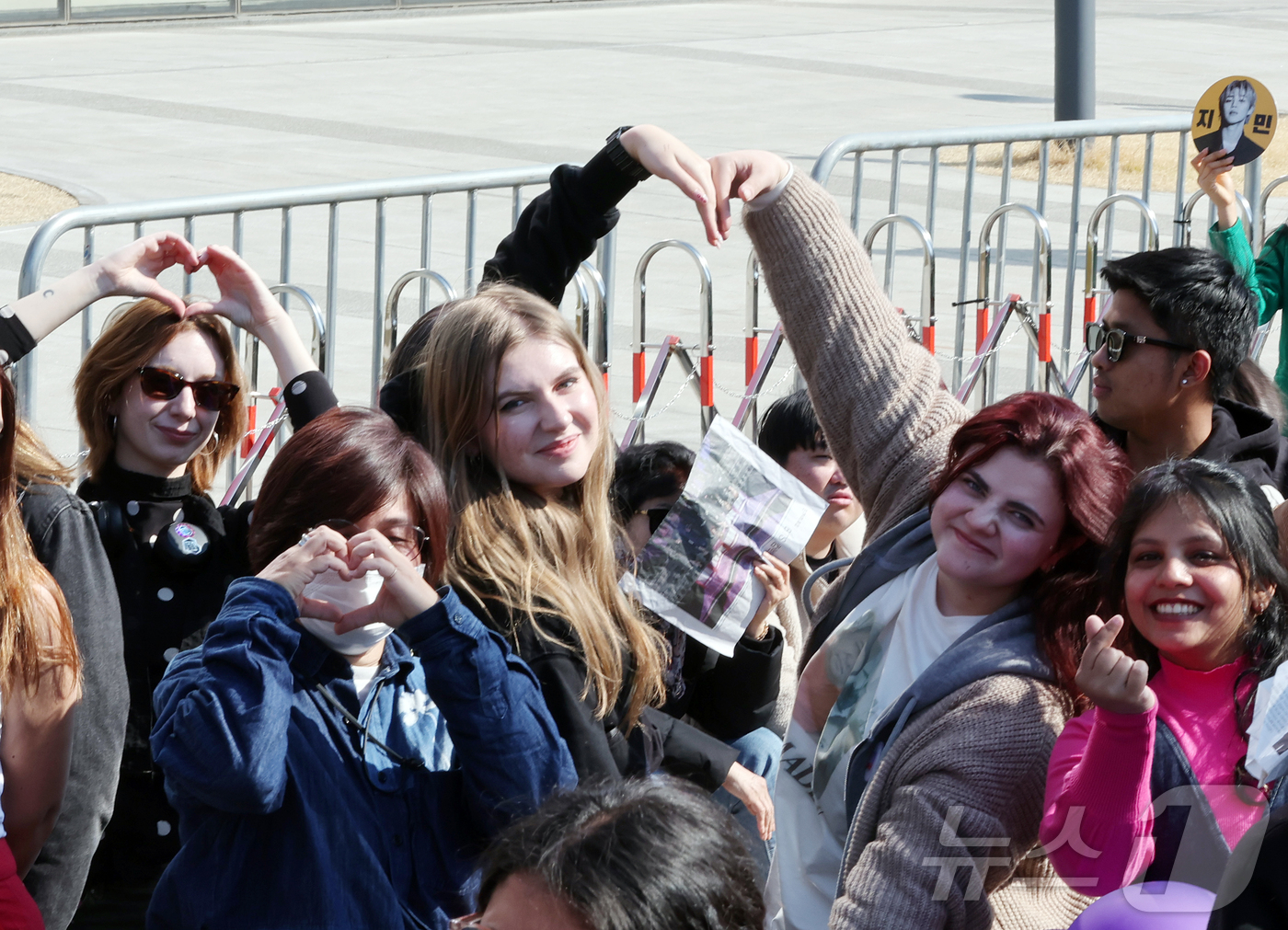(서울=뉴스1) 김진환 기자 = 방탄소년단(BTS) 컴백 공연일인 21일 오전 서울 종로구 광화문광장에서 팬들이 공연 시작을 기다리며 취재진을 향해 환호하고 있다. 2026.3.2 …