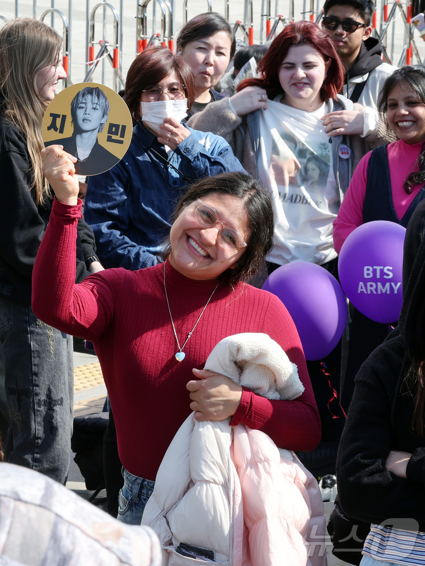 (서울=뉴스1) 김진환 기자 = 방탄소년단(BTS) 컴백 공연일인 21일 오전 서울 종로구 광화문광장에서 팬들이 공연 시작을 기다리며 취재진을 향해 환호하고 있다. 2026.3.2 …