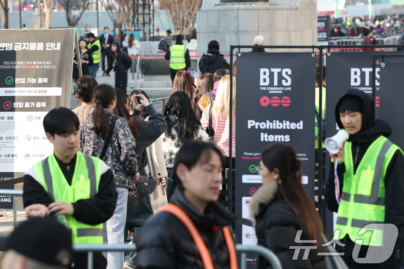 (서울=뉴스1) 김진환 기자 = 방탄소년단(BTS) 컴백 공연일인 21일 서울 광화문광장에서 시민들과 아미(BTS 팬덤)들이 공연장으로 입장하고 있다. 2026.3.21/뉴스1