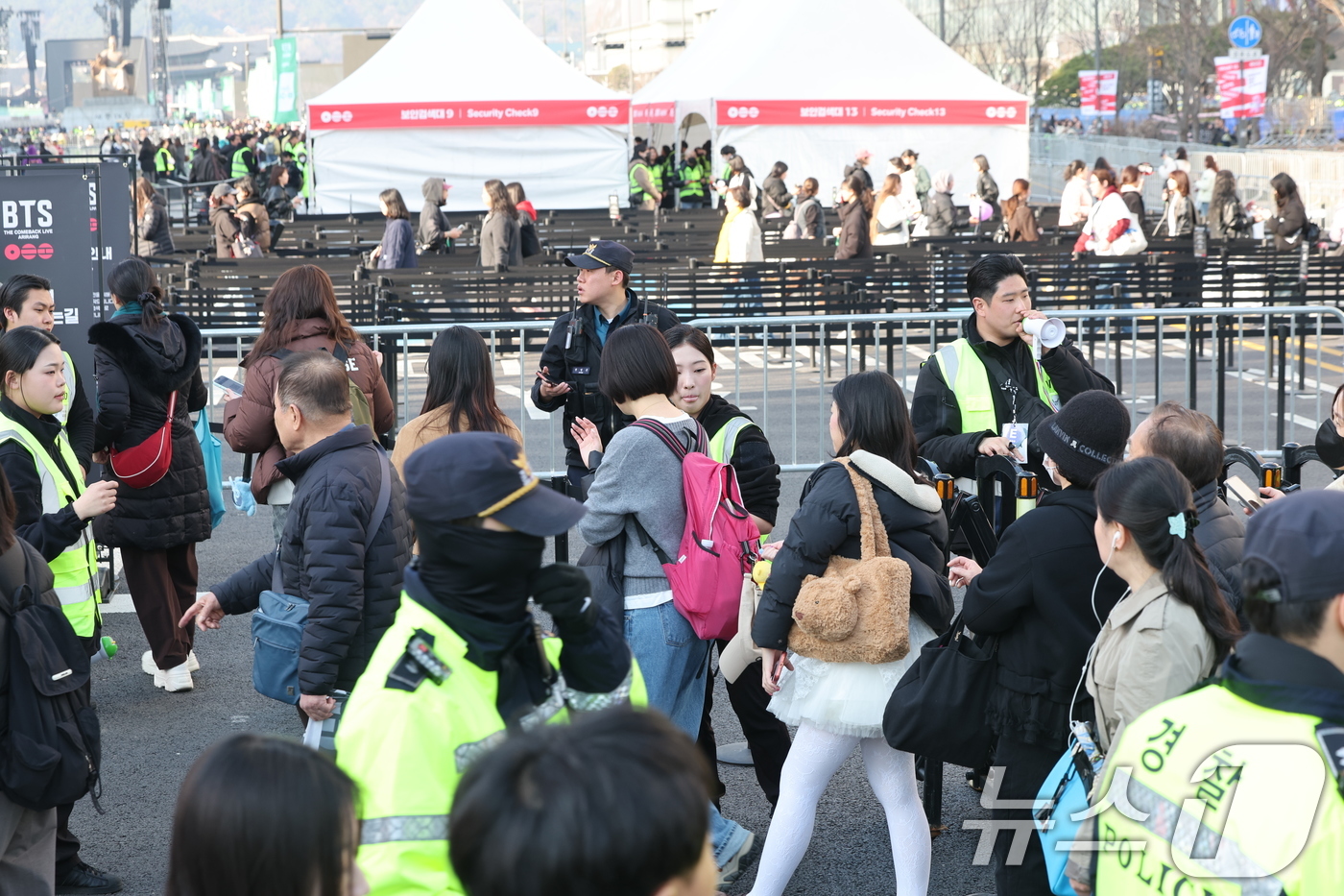 (서울=뉴스1) 김진환 기자 = 방탄소년단(BTS) 컴백 공연일인 21일 서울 광화문광장에서 시민들과 아미(BTS 팬덤)들이 공연장으로 입장하고 있다. 2026.3.21/뉴스1