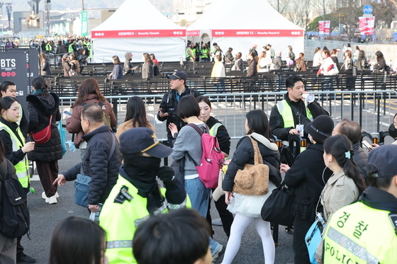 BTS 컴백 공연 '입장시작'