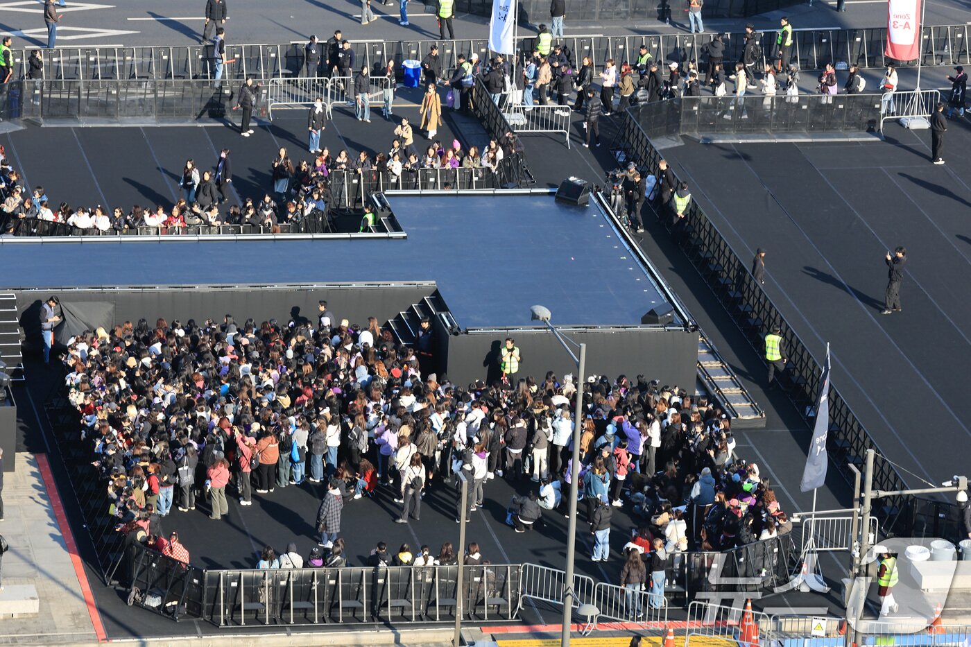 본문 이미지 - 방탄소년단(BTS) 컴백 공연일인 21일 오후 서울 종로구 광화문광장 무대 관객석으로 팬들이 입장을 하고 있다. 2026.3.21 ⓒ 뉴스1 임세영 기자