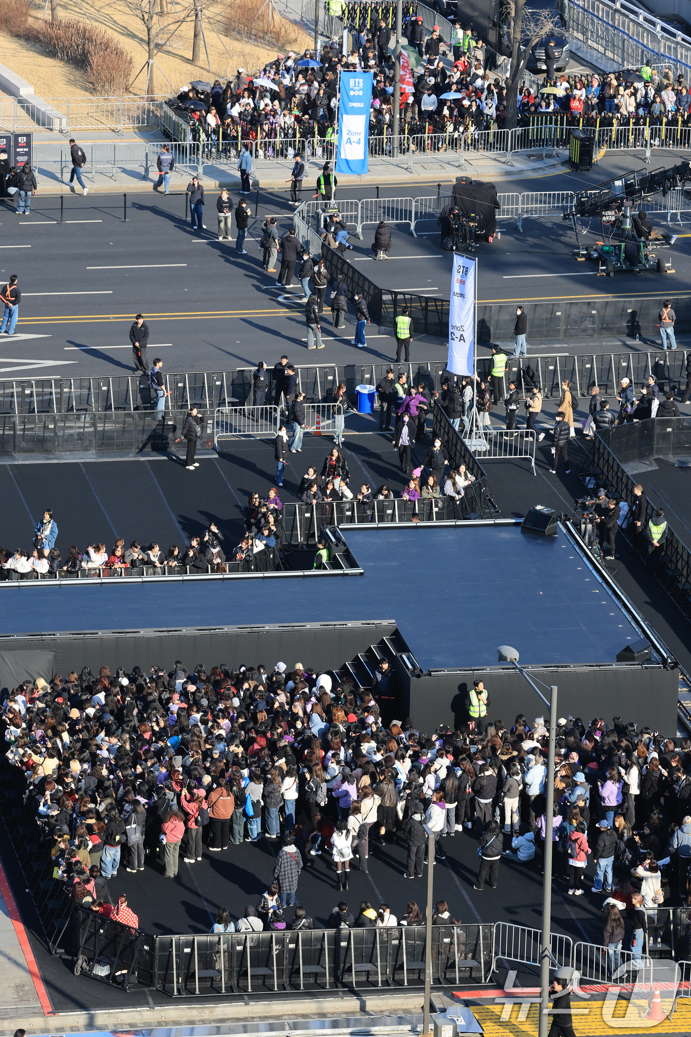 (서울=뉴스1) 임세영 기자 = 방탄소년단(BTS) 컴백 공연일인 21일 오후 서울 종로구 광화문광장 무대 관객석으로 팬들이 입장을 하고 있다.  2026.3.21/뉴스1