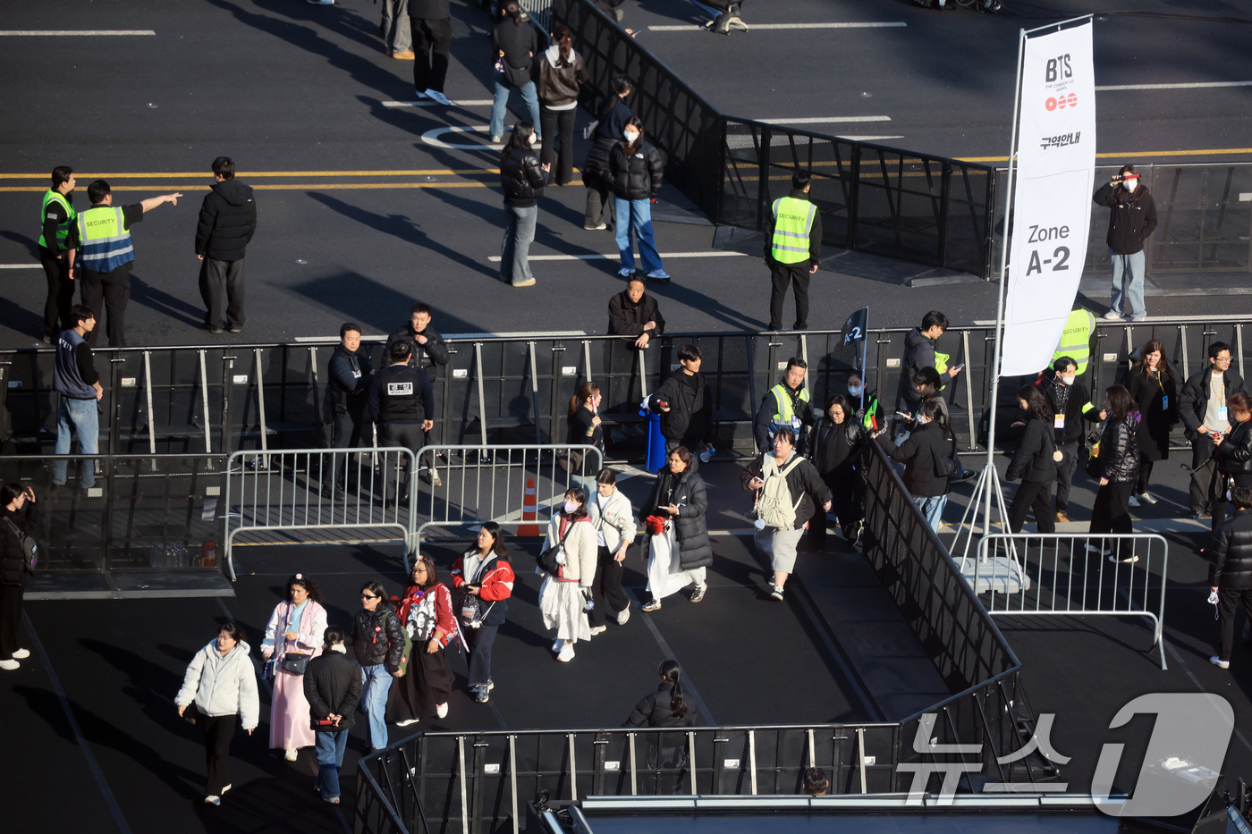 (서울=뉴스1) 임세영 기자 = 방탄소년단(BTS) 컴백 공연일인 21일 오후 서울 종로구 광화문광장 무대 관객석으로 팬들이 입장을 하고 있다.  2026.3.21/뉴스1