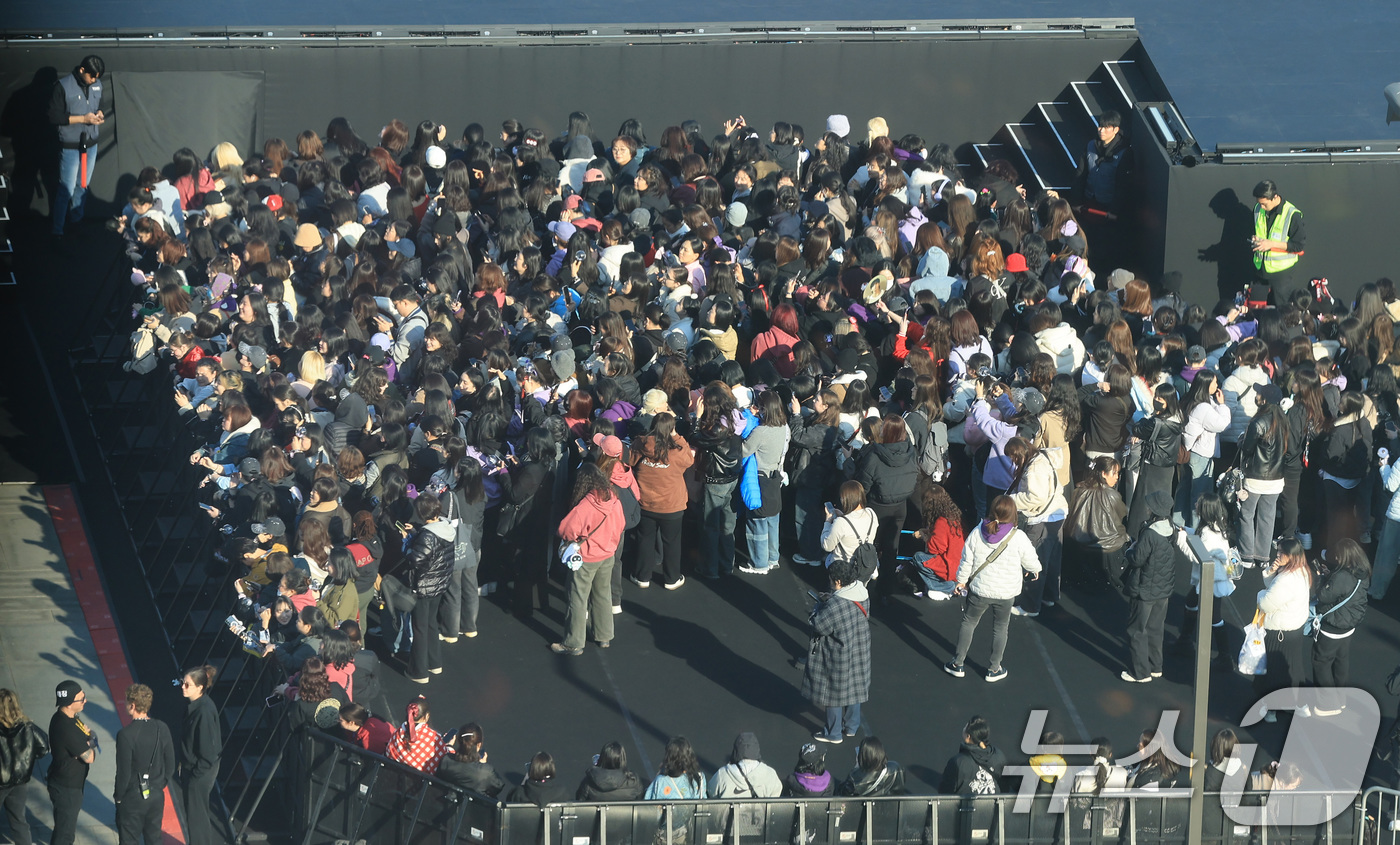 (서울=뉴스1) 임세영 기자 = 방탄소년단(BTS) 컴백 공연일인 21일 오후 서울 종로구 광화문광장 무대 관객석으로 팬들이 입장을 하고 있다.  2026.3.21/뉴스1