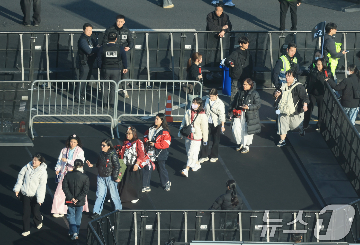 (서울=뉴스1) 임세영 기자 = 방탄소년단(BTS) 컴백 공연일인 21일 오후 서울 종로구 광화문광장 무대 관객석으로 팬들이 입장을 하고 있다.  2026.3.21/뉴스1