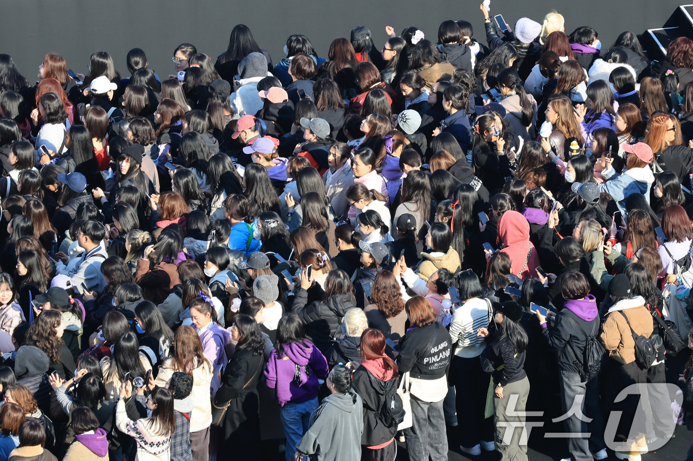 (서울=뉴스1) 임세영 기자 = 방탄소년단(BTS) 컴백 공연일인 21일 오후 서울 종로구 광화문광장 무대 관객석으로 팬들이 입장을 하고 있다.  2026.3.21/뉴스1