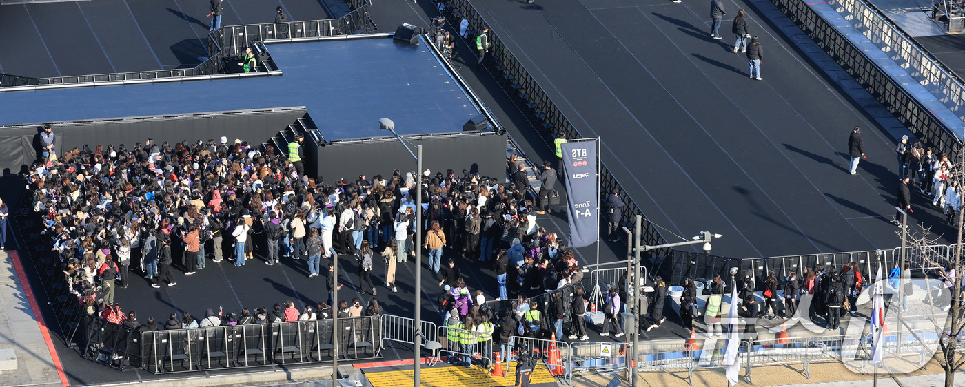 (서울=뉴스1) 임세영 기자 = 방탄소년단(BTS) 컴백 공연일인 21일 오후 서울 종로구 광화문광장 무대 관객석으로 팬들이 입장하고 있다.  2026.3.21/뉴스1