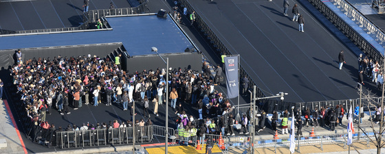 입장하는 아미들