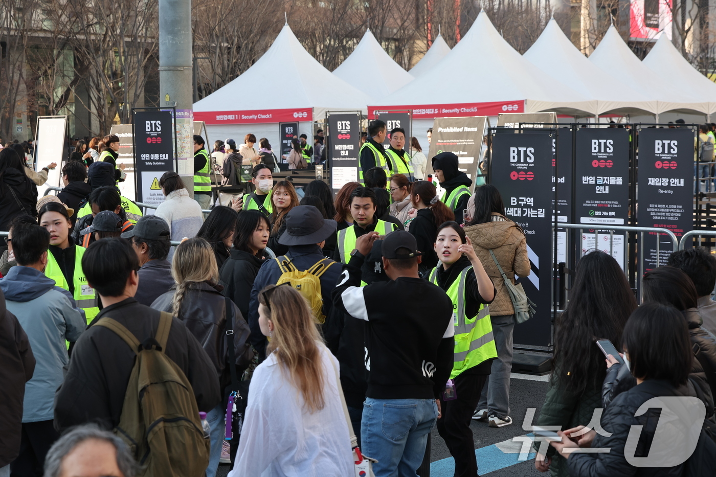 (서울=뉴스1) 김진환 기자 = 방탄소년단(BTS) 컴백 공연일인 21일 서울 광화문광장에서 시민들과 아미(BTS 팬덤)들이 공연장으로 입장하고 있다. 2026.3.21/뉴스1