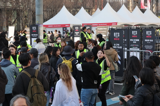 BTS 공연장 채우는 관객들