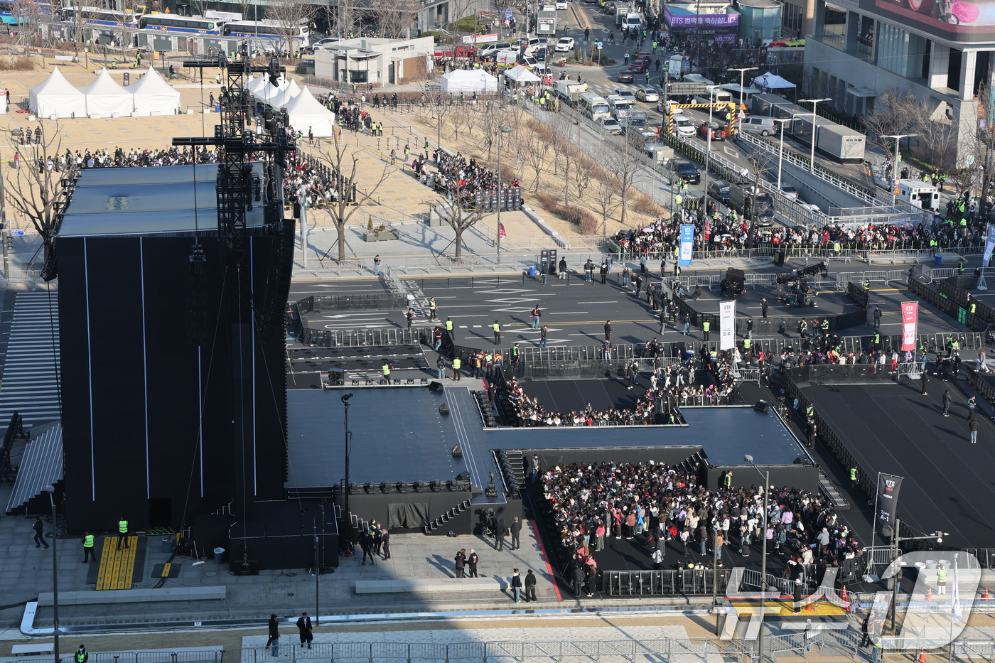 (서울=뉴스1) 임세영 기자 = 방탄소년단(BTS) 컴백 공연일인 21일 오후 서울 종로구 광화문광장 무대 관객석으로 팬들이 입장을 하고 있다. 2026.3.21/뉴스1