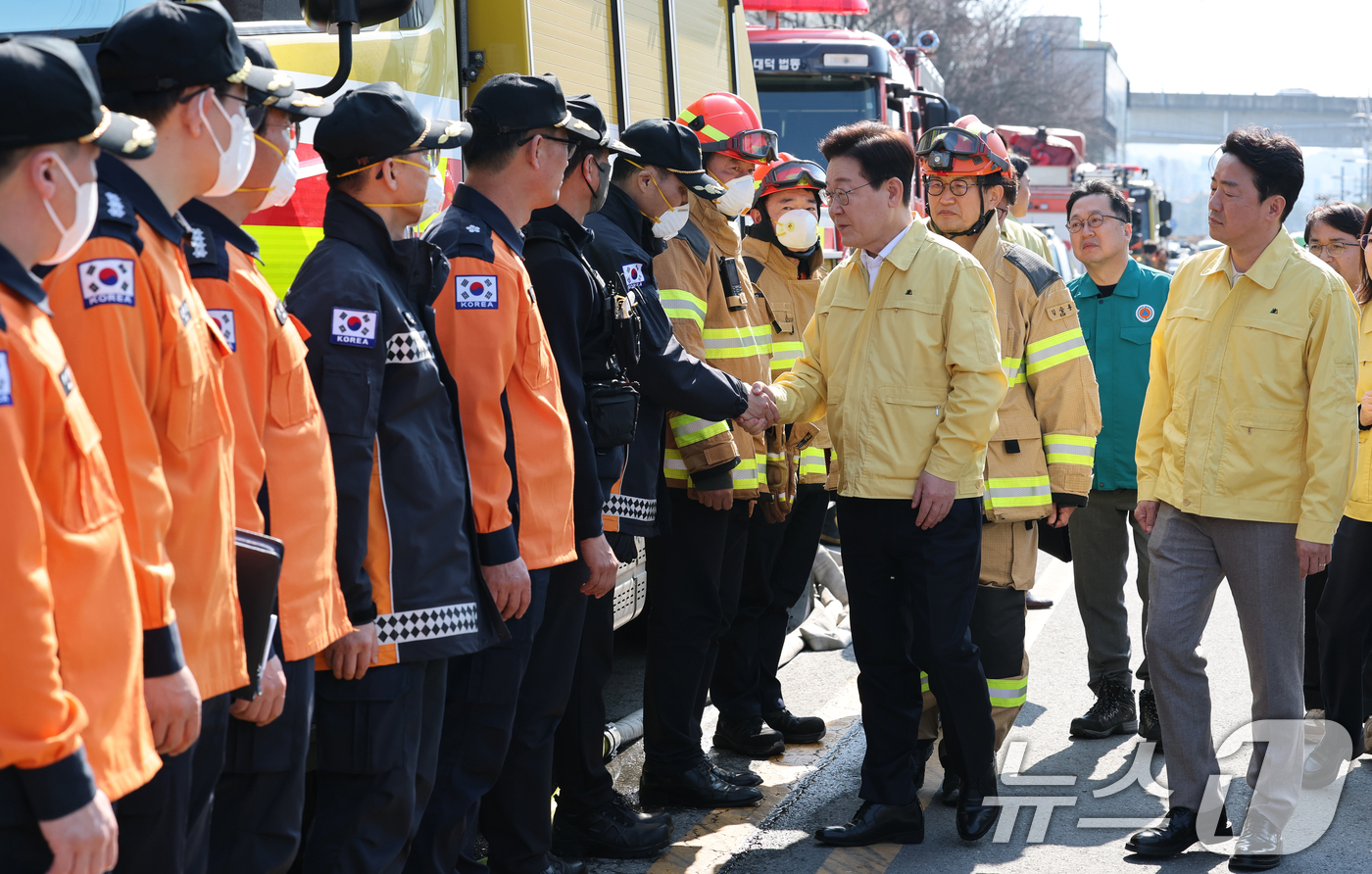 (대전=뉴스1) 김기태 기자 = 이재명 대통령이 21일 대형 화재로 인명피해가 발생한 대전 대덕구 자동차 부품 제조 공장을 찾아 소방관을 격려하고 있다. 2026.3.21/뉴스1