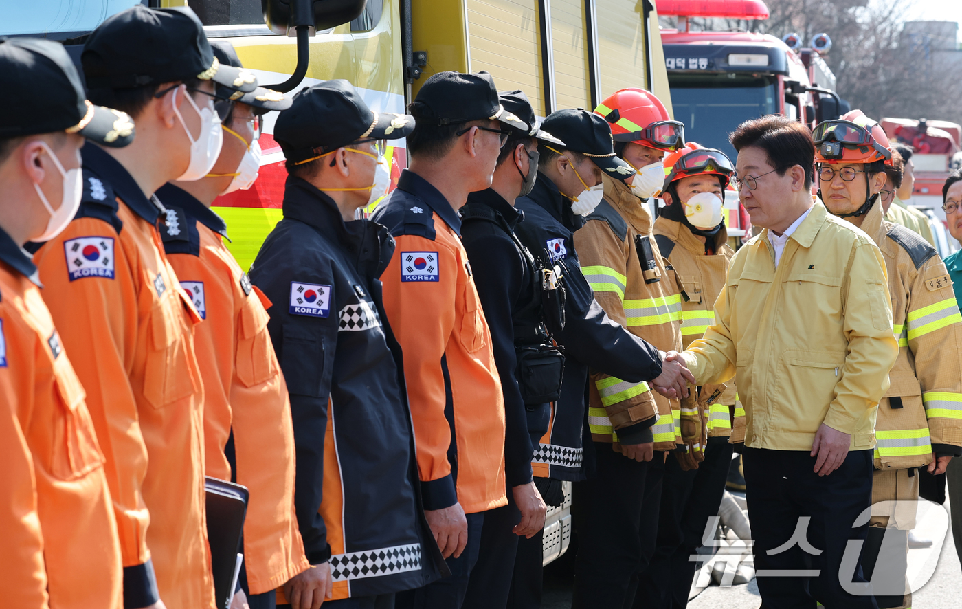 (대전=뉴스1) 김기태 기자 = 이재명 대통령이 21일 대형 화재로 인명피해가 발생한 대전 대덕구 자동차 부품 제조 공장을 찾아 소방관을 격려하고 있다. 2026.3.21/뉴스1