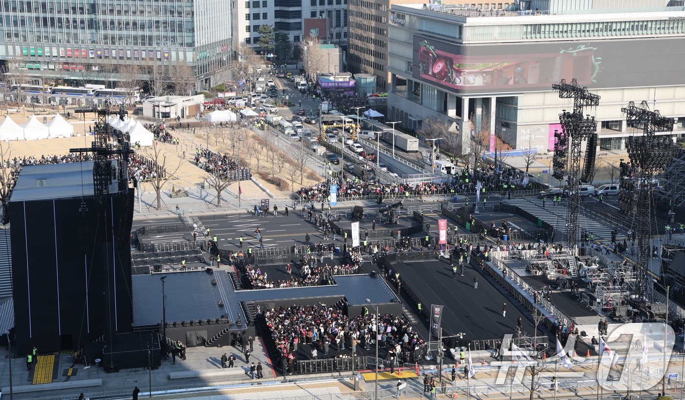 (서울=뉴스1) 임세영 기자 = 방탄소년단(BTS) 컴백 공연일인 21일 오후 서울 종로구 광화문광장 무대 관객석으로 팬들이 입장을 하고 있다. 2026.3.21/뉴스1
