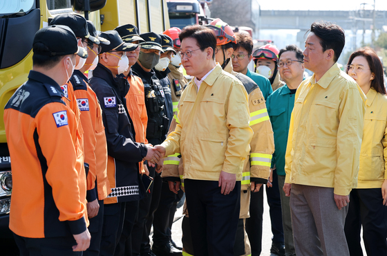 李대통령, 대전 화재 현장 방문…"정부 손해 봐도 유가족 선지원"(종합)