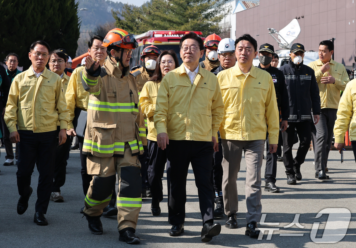 (대전=뉴스1) 김기태 기자 = 이재명 대통령이 21일 대형 화재로 인명피해가 발생한 대전 대덕구 자동차 부품 제조 공장을 찾아 피해 상황을 살피고 있다. 2026.3.21/뉴스1 …